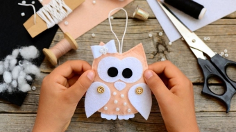 studio-shot-of-white-accessories-on-pink-back-7E4JTGC5
